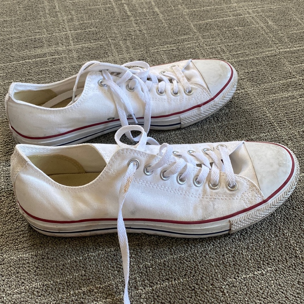 White mens low top Chuck Taylor Converse sneakers size 10